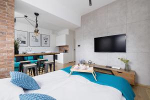 Turquoise Studio with Balcony & Air Conditioning Kraków by Renters