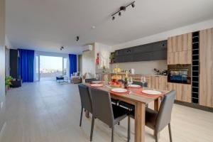 Salmar Court Holiday Apartments with Pool by Buena Vista