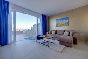 Salmar Court Holiday Apartments with Pool by Buena Vista