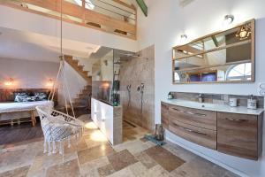 Maisons de vacances Instinct - Jacuzzi, Sauna, Aperitif dinatoire et Petit dejeuner : photos des chambres
