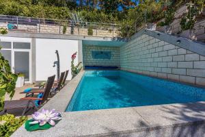 Strandnahe Ferienwohnung mit Meerblick, Pool