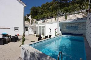 Strandnahe Ferienwohnung mit Meerblick, Pool