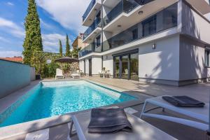 500 Meter Strand mit Pool