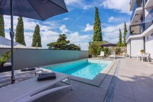 500 Meter Strand mit Pool