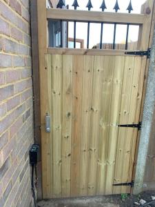Stunning 1-bedroom annexe flat with own entrance near London