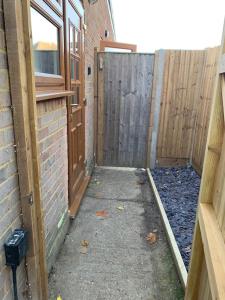 Stunning 1-bedroom annexe flat with own entrance near London