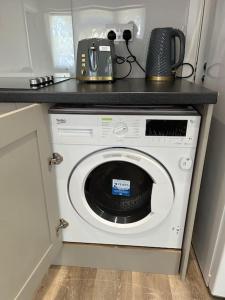 Stunning 1-bedroom annexe flat with own entrance near London