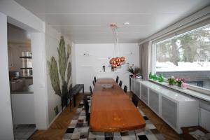 Suuri talo Kaskisaaressa lähellä Helsingin keskustaa