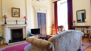 Spacious 2-Bedroom Georgian Edinburgh City Apartment