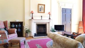 Spacious 2-Bedroom Georgian Edinburgh City Apartment