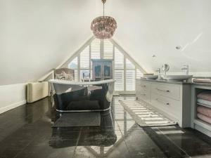 Spinneys Beachfront home, Indoor Pool UK-Vacations