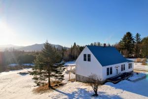 64J Stunning sunsets, just 20 mins to Bretton Woods. Hot Tub, Foosball, AC, dog friendly!