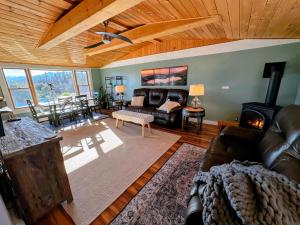 64J Stunning sunsets, just 20 mins to Bretton Woods. Hot Tub, Foosball, AC, dog friendly!