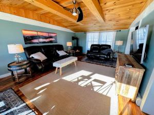 64J Stunning sunsets, just 20 mins to Bretton Woods. Hot Tub, Foosball, AC, dog friendly!