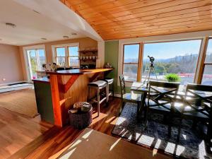 64J Stunning sunsets, just 20 mins to Bretton Woods. Hot Tub, Foosball, AC, dog friendly!