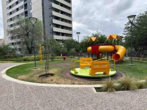 Cálido departamento de categoría en complejo con seguridad