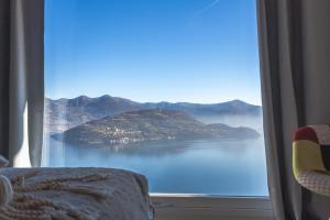 MIA ISOLA with lake view, garden and swimming pool