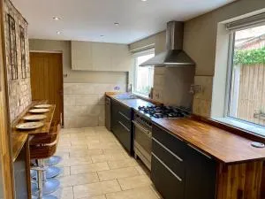 Coast lovers wanted. Spacious house near the sea - 滨海萨顿