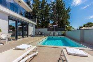 Sandstrandnahe Unterkunft mit Pool 