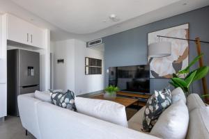 Opulent Oceans Apartment 2505 with Sea Views