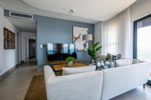 Opulent Oceans Apartment 2505 with Sea Views
