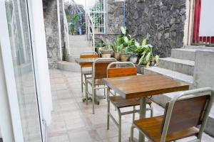 Makati Altean Apartment (Maura Room)