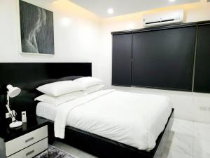 Alpha Grandview Malate Condo 2005