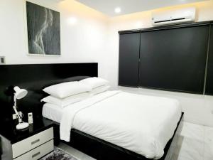 Alpha Grandview Malate Condo 2005