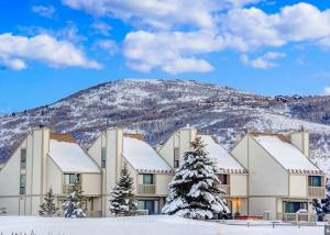 Beautiful Townhome on Free Shuttle Route Minutes to PC Resorts