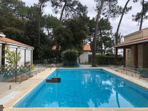 Maison piscine partagé vers ocean