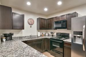 6A Family Friendly RedCliff Condo POOL & HOT TUB (Pet Friendly)
