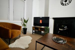 Spacious two-bedrooms house, private parking, contractors, relocators