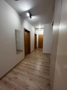 New 2 Bedroom apartment by the airport - FREE PARKING