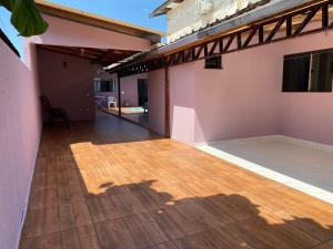 Casa c piscina e edícula