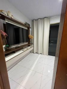 Casa c piscina e edícula