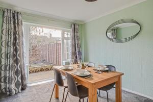 Comfy and freshly redecorated home by Our Home Short Stays close to town centre with free parking