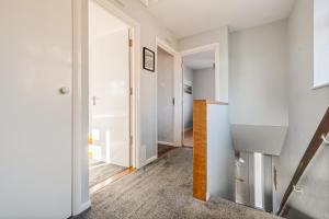 Comfy and freshly redecorated home by Our Home Short Stays close to town centre with free parking