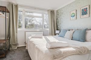 Comfy and freshly redecorated home by Our Home Short Stays close to town centre with free parking