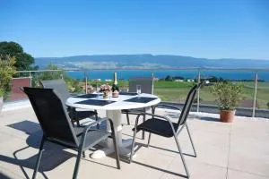 Chalet with Stunning Lake and Mountain Views avec une vue à couper le souffle, une spacieuse terrasse et jardin - Aumont