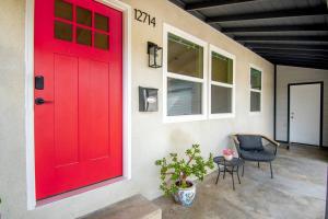 Beautiful 3 Bed 1 Bath Designer Home + Hot Tub