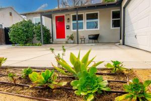 Beautiful 3 Bed 1 Bath Designer Home + Hot Tub