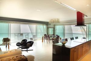 Luxury Condo Peninsula