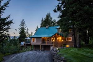Wyoming Cabin with Hot Tub and Mountain-View Deck