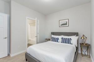 CozySuites TWO Alluring Music Row Condos with parking