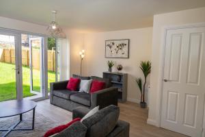 Spacious New Build by Our Home Short Stays with Free Parking and TV in each bedroom