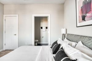 CozySuites TWO Spacious Music Row Condos with parking