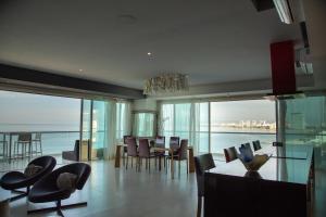 Luxury Condo Peninsula