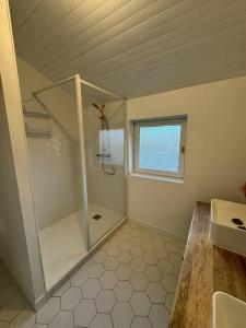 Maisons de vacances Le Lodge de l'ocean - Maison familiale en bois neuve - Piscine chauffee : photos des chambres