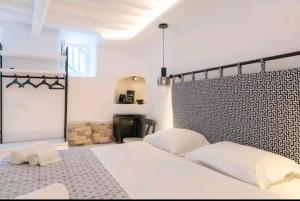 MYKONOS VIBES TOWN ROOM