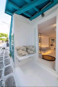 MYKONOS VIBES TOWN ROOM